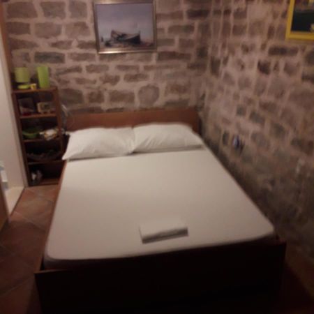 Room Ami Каштела Экстерьер фото